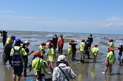 里海の大切さを認識し、ラムサール条約登録湿地となった荒尾干潟の環境調査を行う。
