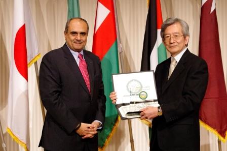 在京アラブ外交団代表のワリード・シアム駐日パレスチナ常駐総代表から表彰される羽生次郎会長<br>(C) PanOrient News / Albert Siegel