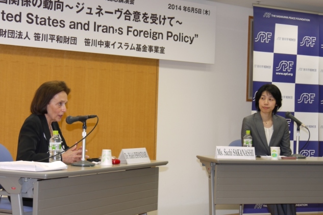 (From the left) Dr. Esfandiari and Ms. Sachi Sakanashi, the moderator of this event